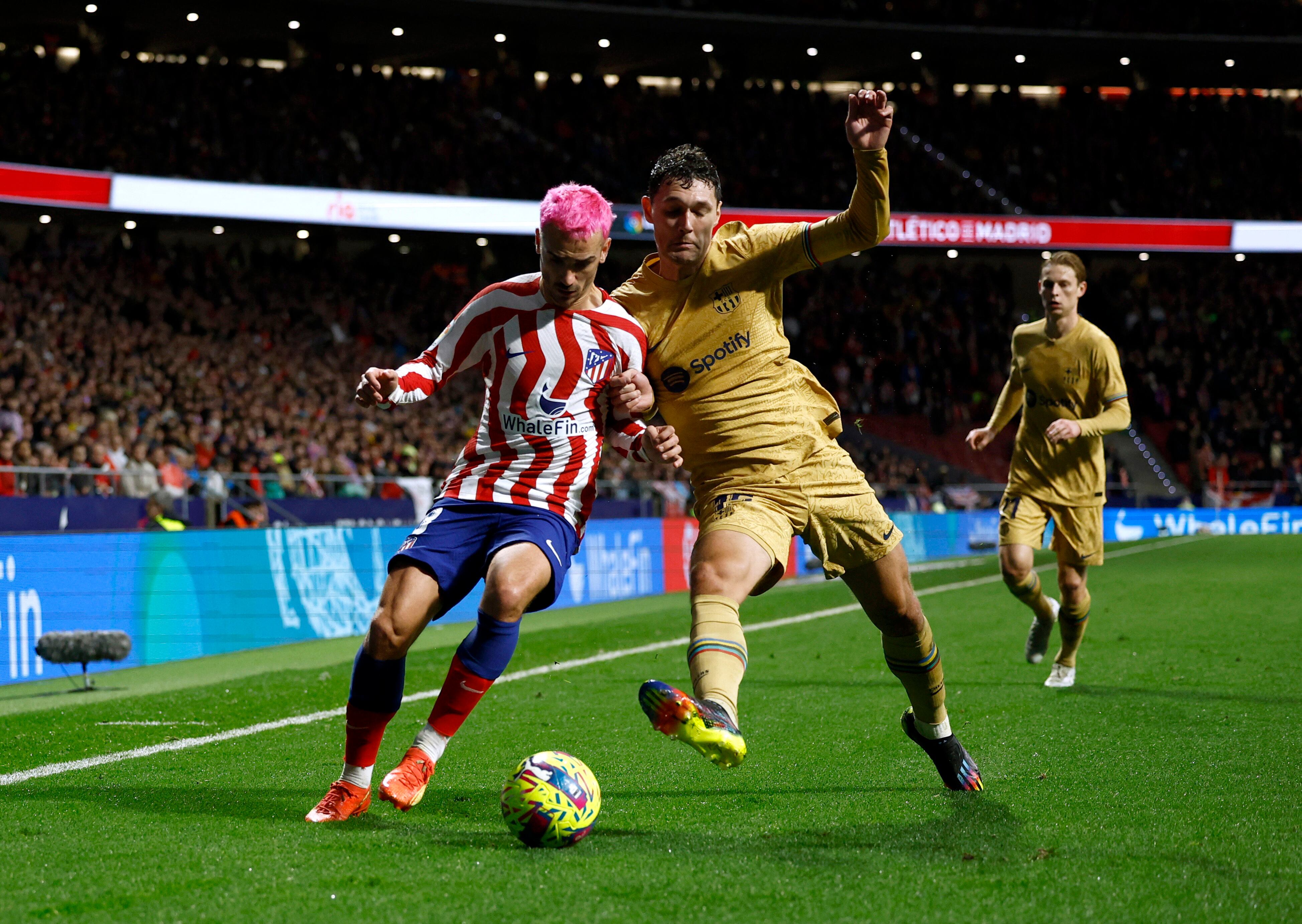 Soccer Football - LaLiga - Atletico Madrid v FC Barcelona - Metropolitano, Madrid, Spain - January 8, 2023 Atletico Madrid's Antoine Griezmann in action with FC Barcelona's Andreas Christensen REUTERS/Juan Medina