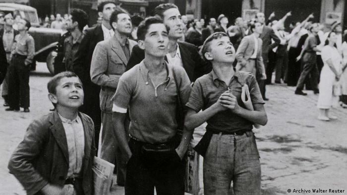 Guerra en los cielos
Un multitud observa un combate aéreo en los cielos de Valencia. Plaza del Ayuntamiento, verano de 1937. Copia de autor. Foto Walter Reuter©. Biblioteca Nacional de España.