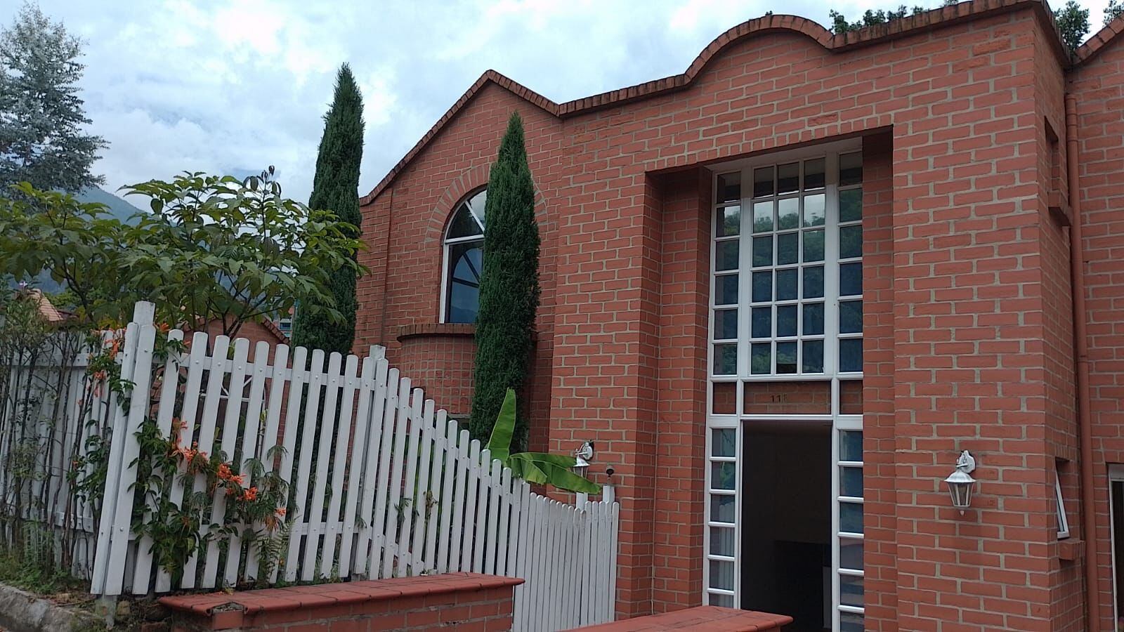 Este es el excontralor de Antioquia que desalojaron de su mansión en El Poblado junto a su familia.