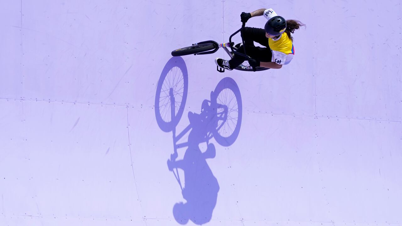 Queen Saray Villegas durante su disputa de la final del BMX Freestyle Femenino