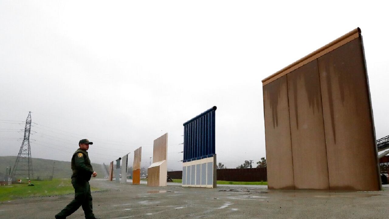 Fotografía de Archivo de AP. Un agente camina en dirección a los prototipos de un muro fronterizo en San Diego, en 2019.