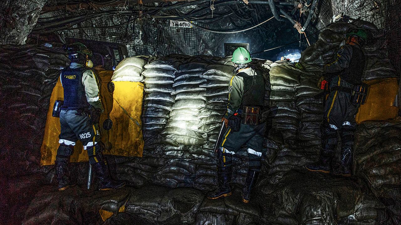 La mina, ubicada en el municipio de Buriticá, Antioquia, fue tomada por personas relacionadas con el Clan del Golfo. Los hombres armados corresponden a una empresa de seguridad privada de la compañía Zijin-Continental Gold.