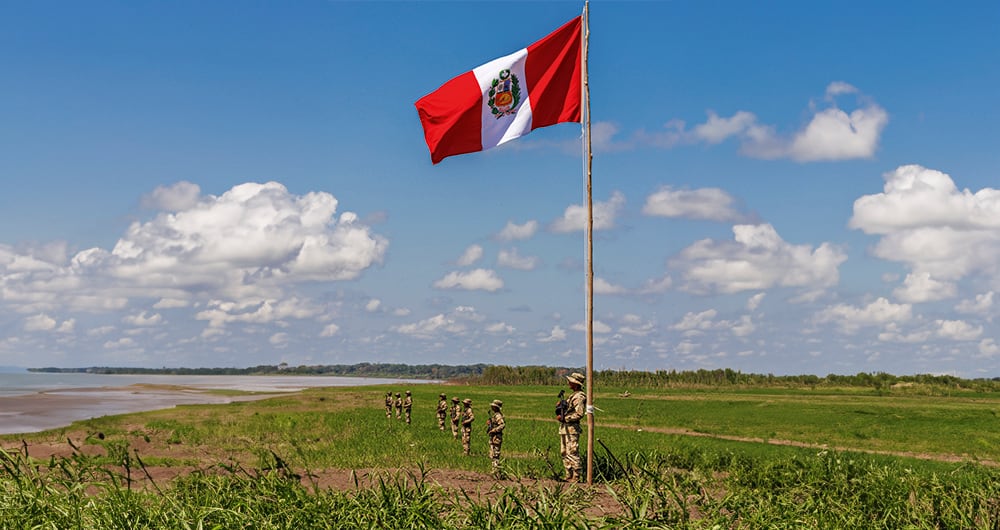    Los isleños izaron la bandera del Perú en las playas, en el mismo lugar donde Daniel Quintero, precandidato del Pacto Histórico, ondeó la de Colombia. 