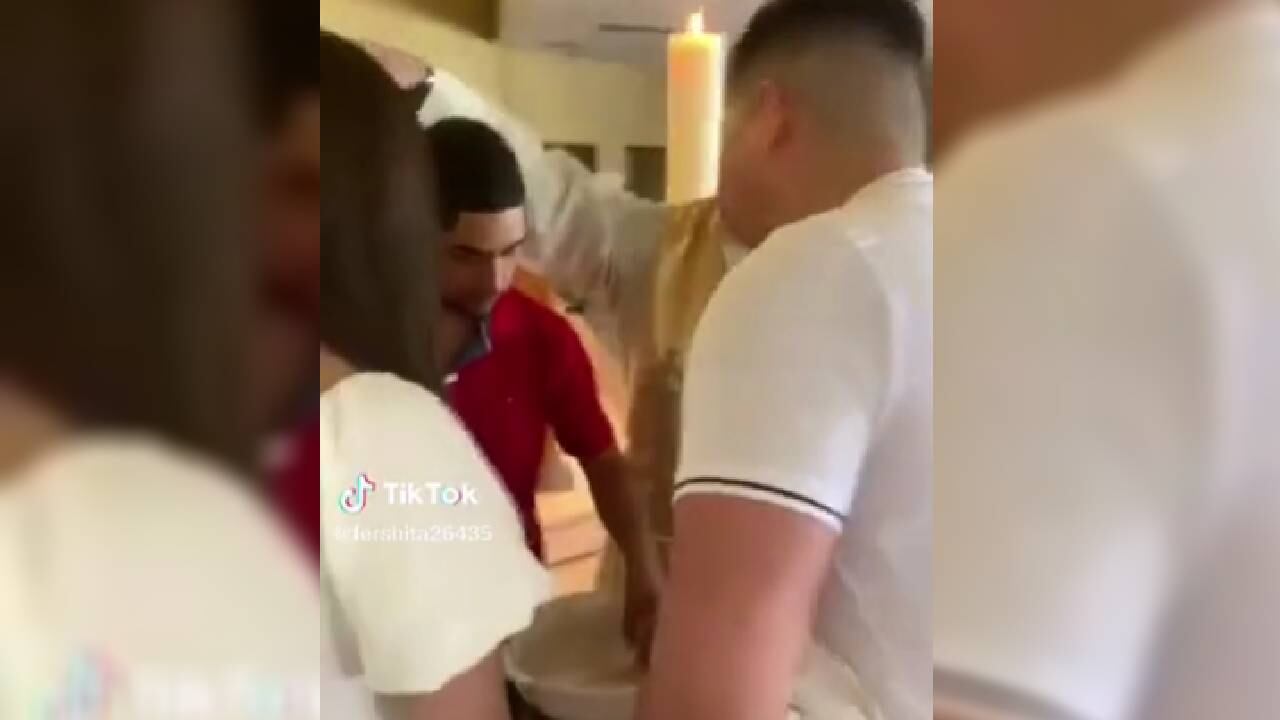 Hombre pasó 'bochornoso' momento en el bautizo de su hijo.