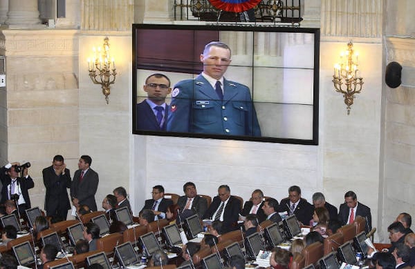 "Nunca más un valiente soldado tenga que llorar por la incomprensión de sus compatriotas". El sargento Rodrigo García volvió a llorar, esta vez tras ser homenajeado por el presidente Santos y por el Congreso. 