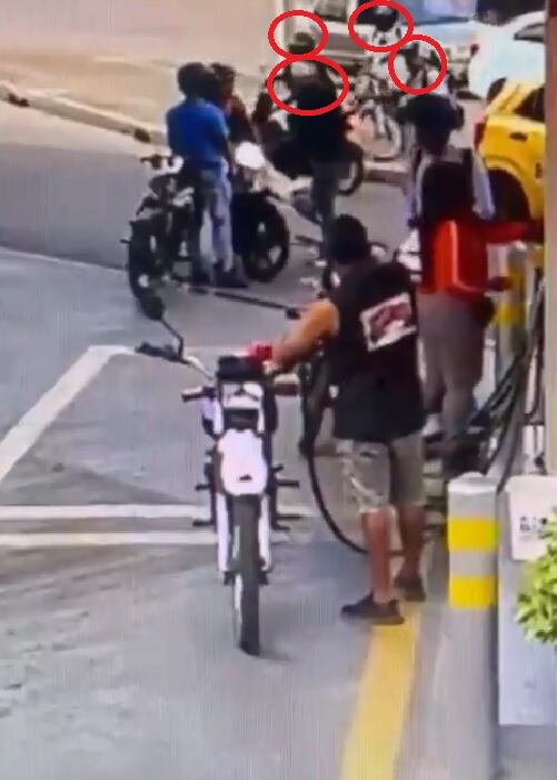 En gavilla le robaron la motocicleta a una mujer en estación de gasolina en Cali.