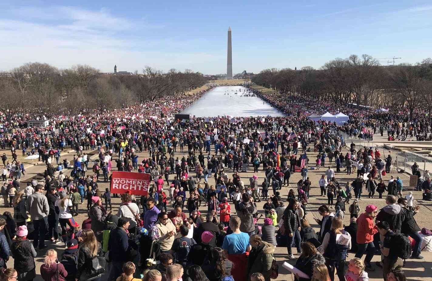 los manifestantes se reúnen cerca de Lincoln Memorial Reflecting Pool y Washington Monument durante la Marcha de Mujeres en Washington, Estados Unidos, el 20 de enero de 2018. Miles de personas asistieron a la marcha que un tiempo después se convirtió en un anti-Trump protesta. (Yasin Demirci - Agencia Anadolu).
