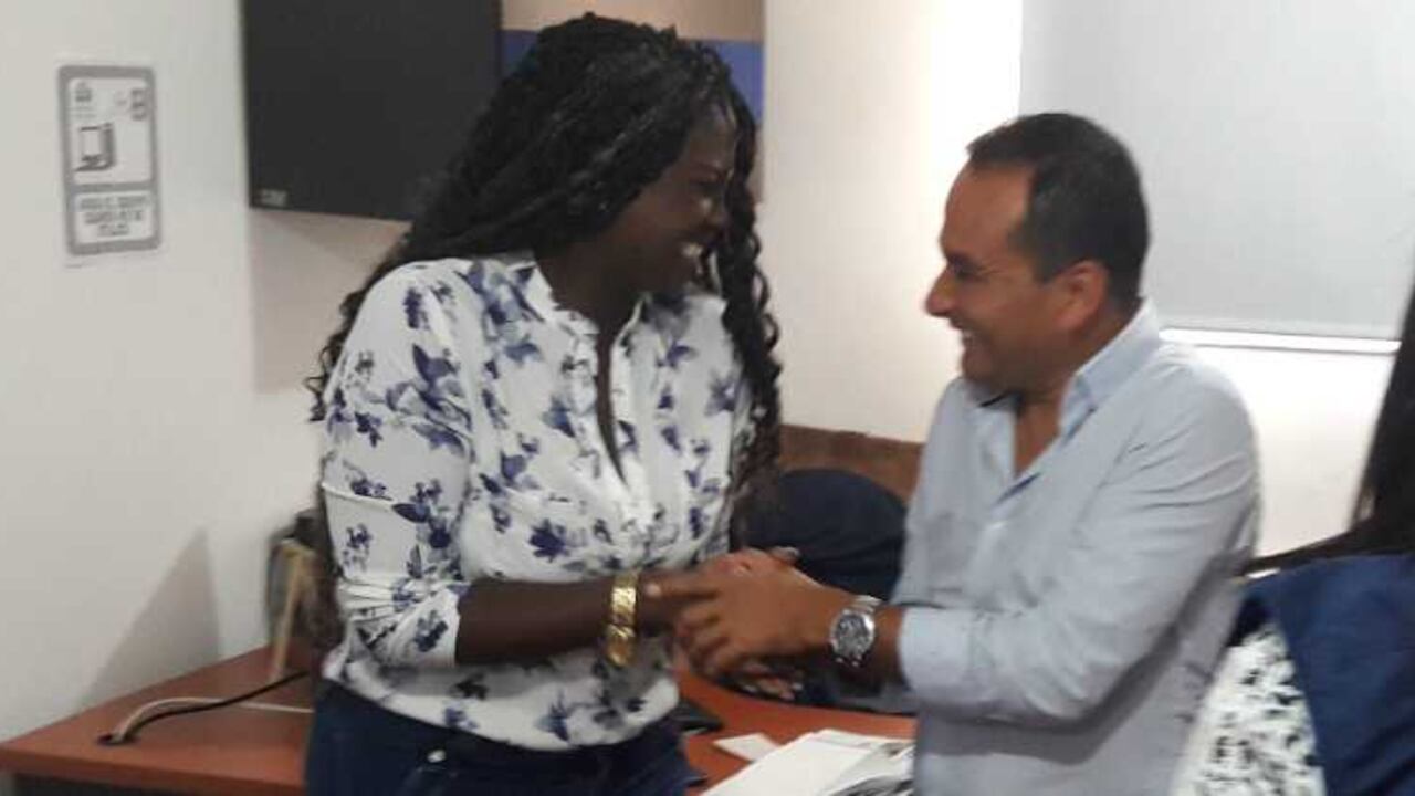 La porrista Shirly Salgado y el Gerente de Mercadeo y Publicidad del equipo, Juan Carlos Murillo Gómez en la Defensoría del Atlántico.