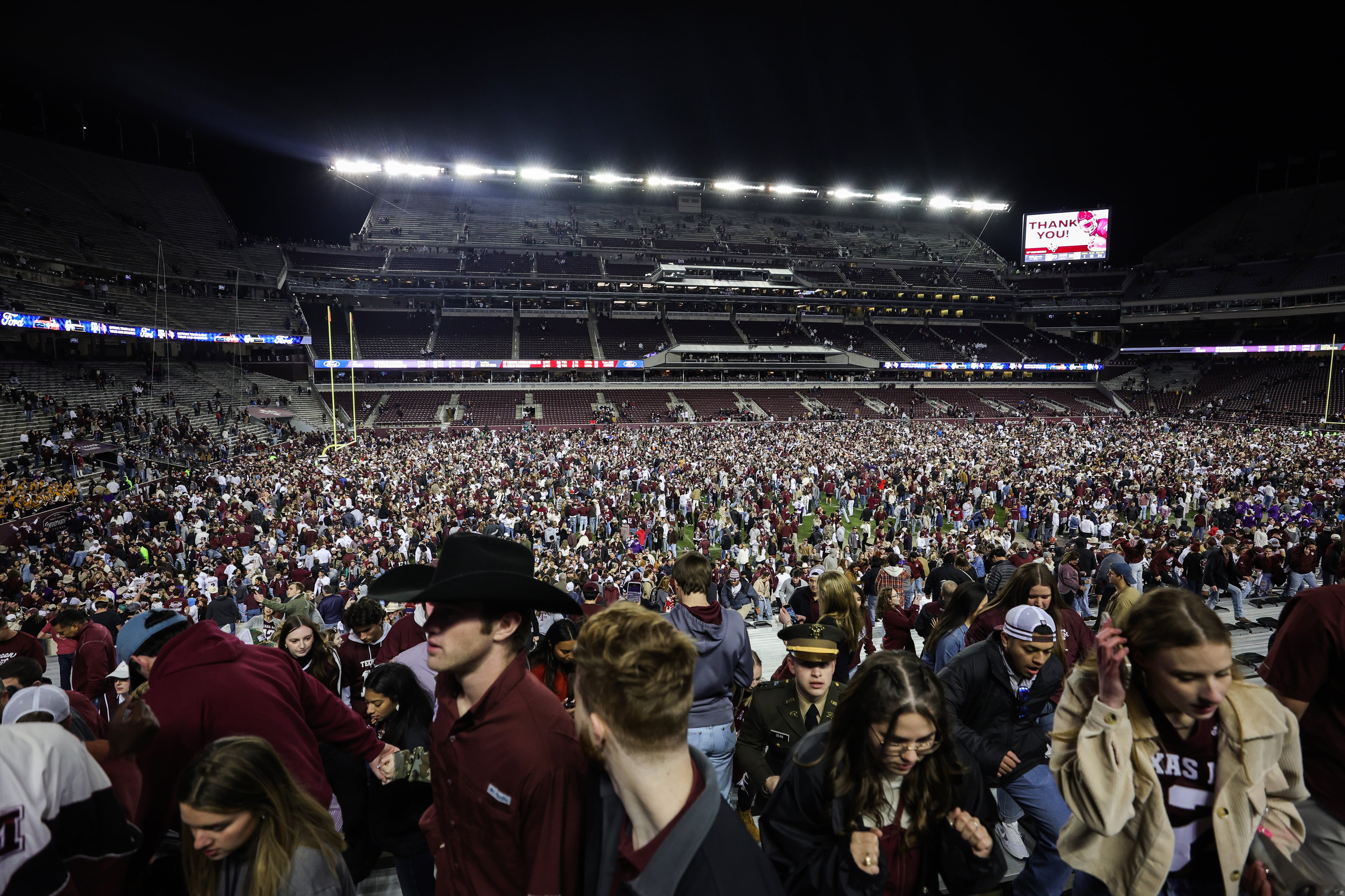 Los fanáticos corren por el campo luego de la victoria de los Texas A&M Aggies sobre los LSU Tigers 38-23 durante la segunda mitad en Kyle Field el 26 de noviembre de 2022 en College Station, Texas. (Foto de Carmen Mandato/Getty Images)