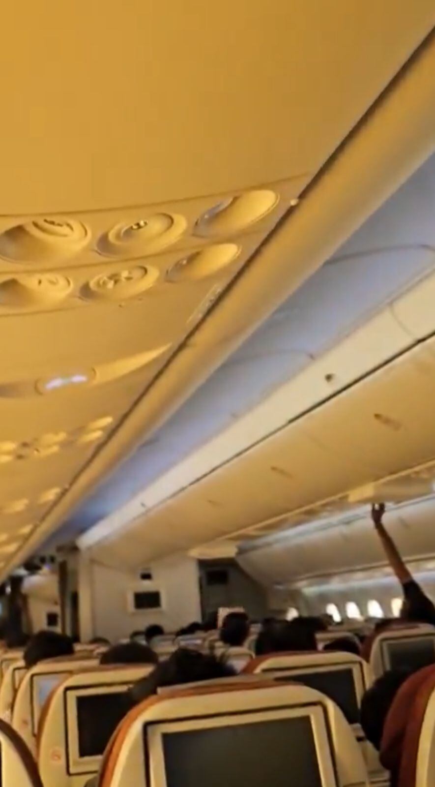 En el video se puede ver a varios pasajeros tratando de encender el aire acondicionado