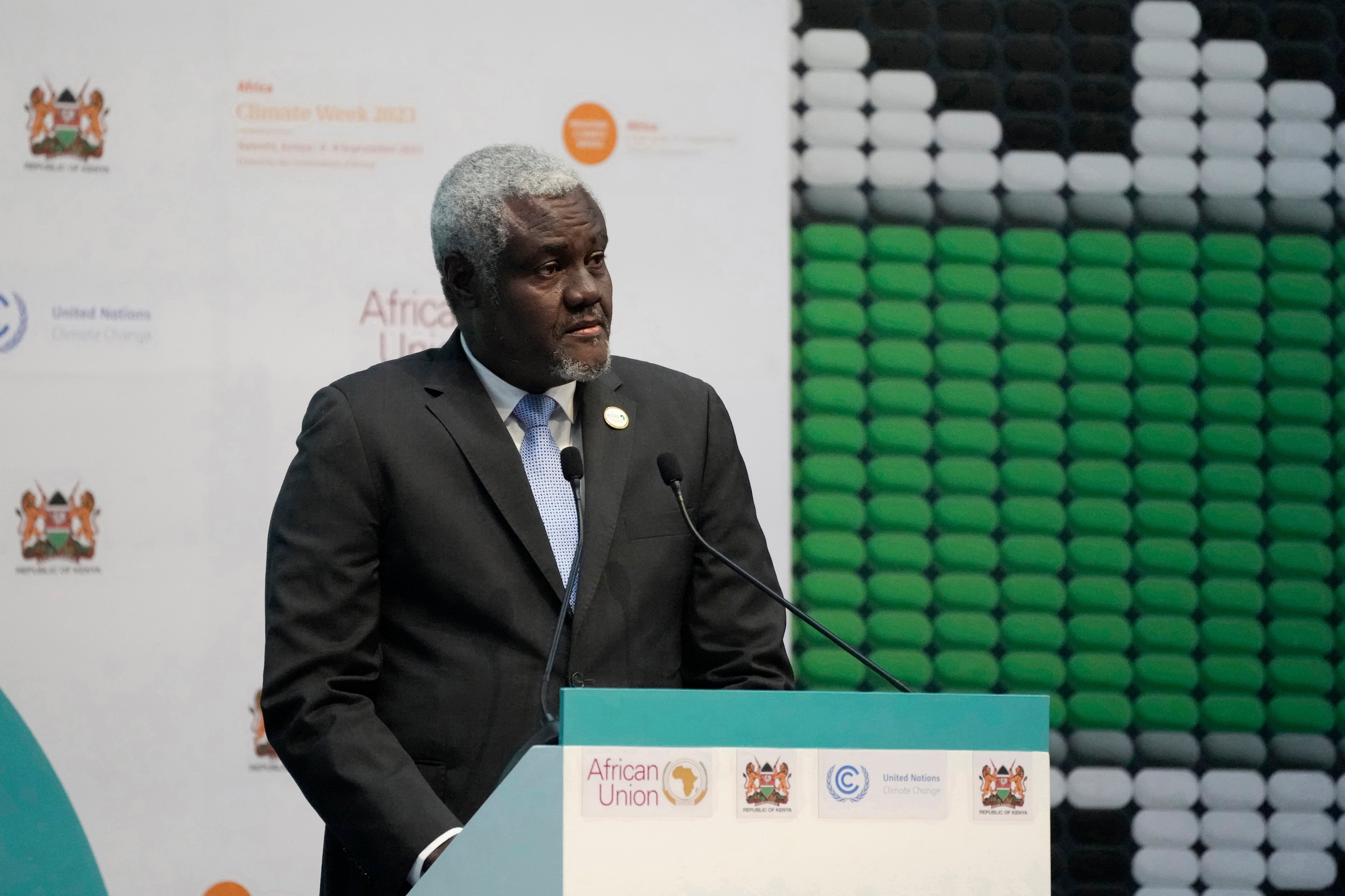 El presidente de la Unión Africana, Moussa Faki Mahamat, se dirige a los delegados durante la sesión de clausura de la Cumbre Africana sobre el Clima en el Centro Internacional de Convenciones Kenyatta en Nairobi, Kenia, el miércoles 6 de septiembre de 2023.