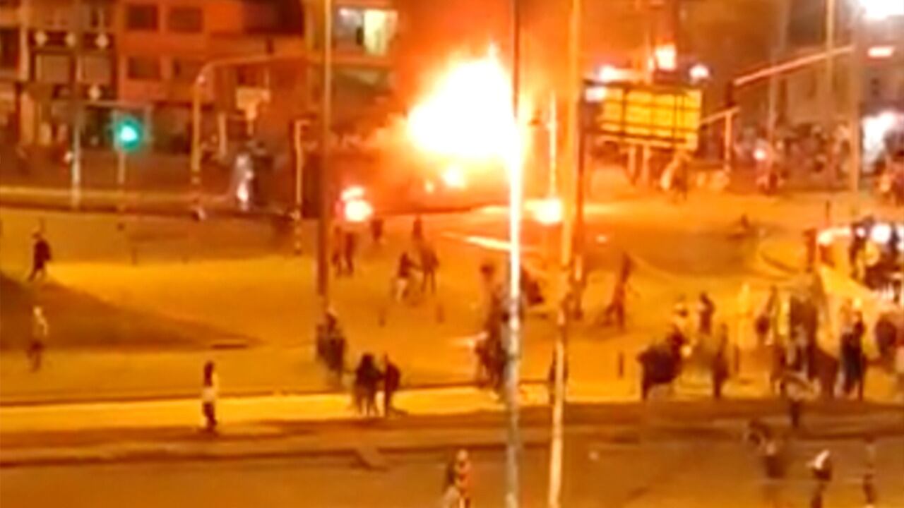 Disturbios en Bogotá durante la noche del 4 de mayo en la Av. Ciudad de Cali con Av. de Las Américas.