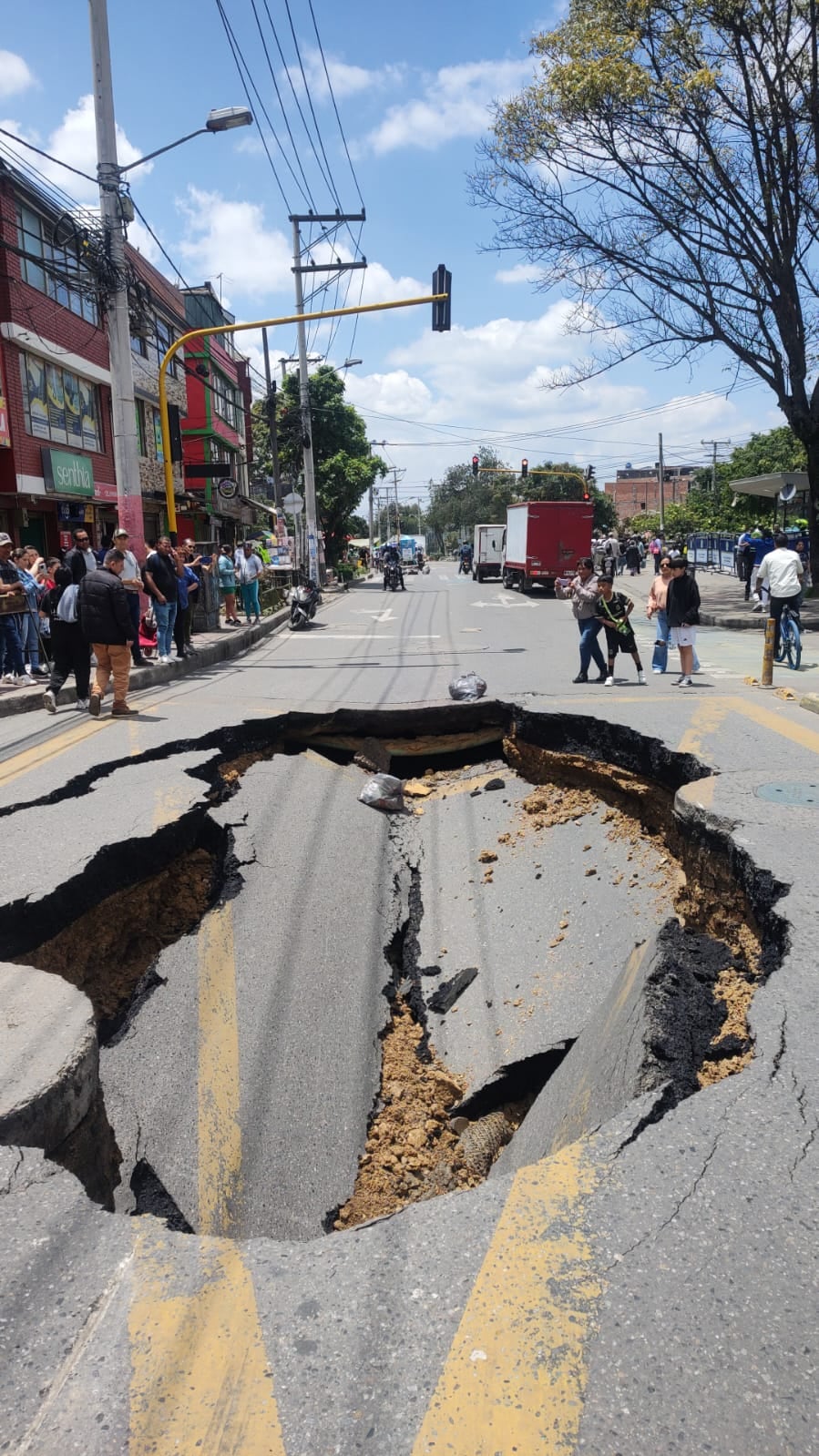 Reportan el hundimiento de asfalto en la localidad del Suba, generando un enorme hueco.