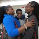 Valerie Laveus saluda a su hermano Reginald Malherbe Daniel y a su sobrino Tristan-Ryan Malherbe Daniel a la llegada de ellos por primera vez a Estados Unidos desde Haití, en el Aeropuerto Internacional Fort Lauderdale-Hollywood el miércoles 9 de agosto de 2023, en Fort Lauderdale, Florida. (AP Foto/Jim Rassol)