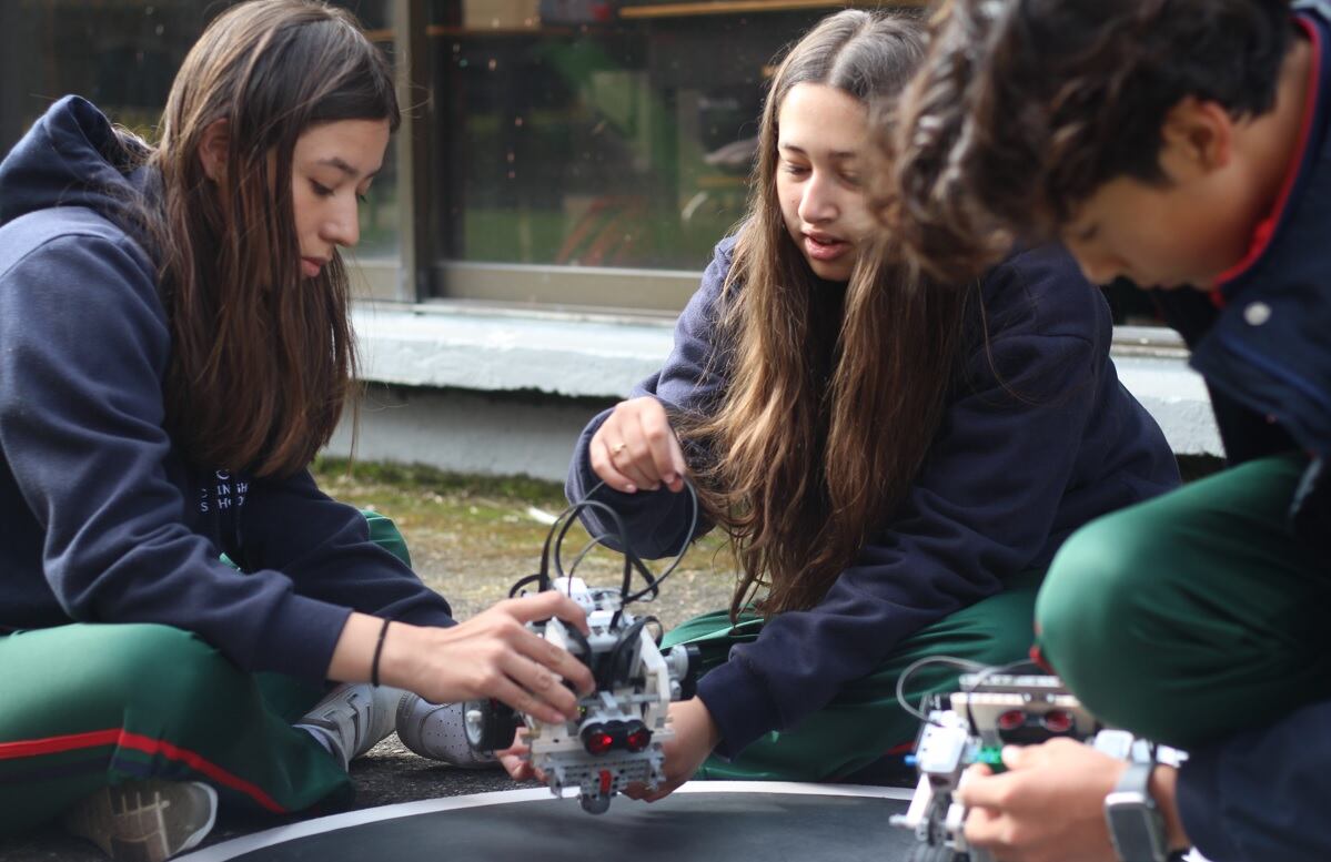 En el colegio se trabajan siete hábitos de liderazgo: ser proactivo; comenzar con un fin en la mente; poner primero, lo primero; pensar ganar-ganar; buscar primero entender y luego ser entendido; sinergizar, y afilar la sierra.