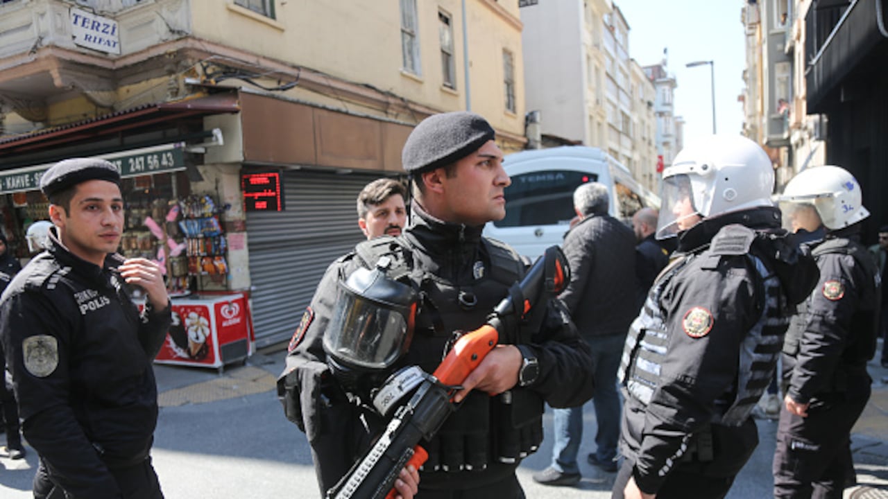 Testigos del suceso se comunicaron con el Centro de Emergencias de Esmirna, alertando de la situación, tras lo cual un gran número de policías y los servicios médicos organizaron un amplio despliegue tanto en la cafetería como en las zonas aledañas. (Photo by Hakan Akgun/ dia images via Getty Images)