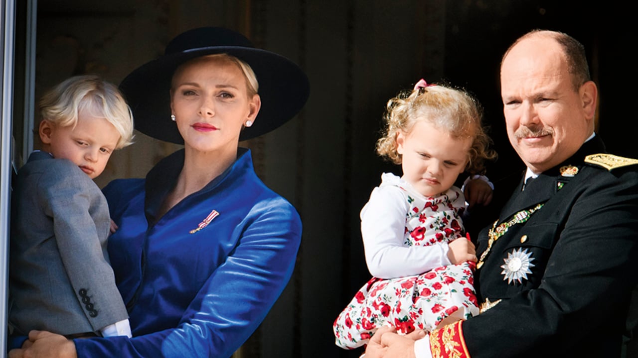 Dicen que, desde que se casó, ella ha sido infeliz en Montecarlo ante las infidelidades de su marido. El día de la boda, la novia se destacó no por su hermoso vestido Armani, sino porque lloró durante la ceremonia. Mientras tanto Alberto, confundido, le susurraba “no llores más”.