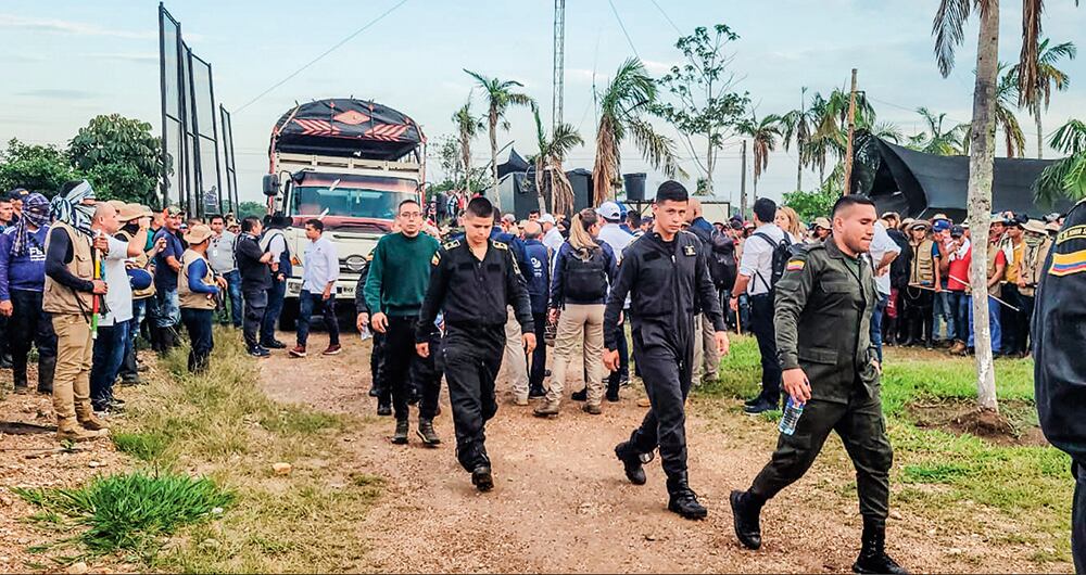   Hombres uniformados de la guardia campesina escoltaron el evento en el que Iván Mordisco anunció su vinculación a la paz total. Esa misma guardia fue la que secuestró a 78 policías y mató a uno más en el Caguán. La indígena también ha sido protagonista de hechos criminales, como los bloqueos en el paro nacional y el caos en Cali.