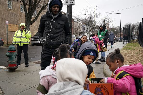 En caso de un cierre de gobierno, las operaciones estatales y federales para la nutrición infantil continuarán durante octubre y posiblemente por unos meses más, según el departamento. Pero la agencia no tendría capacidad para apoyar estos programas para todo el año sin asignaciones.