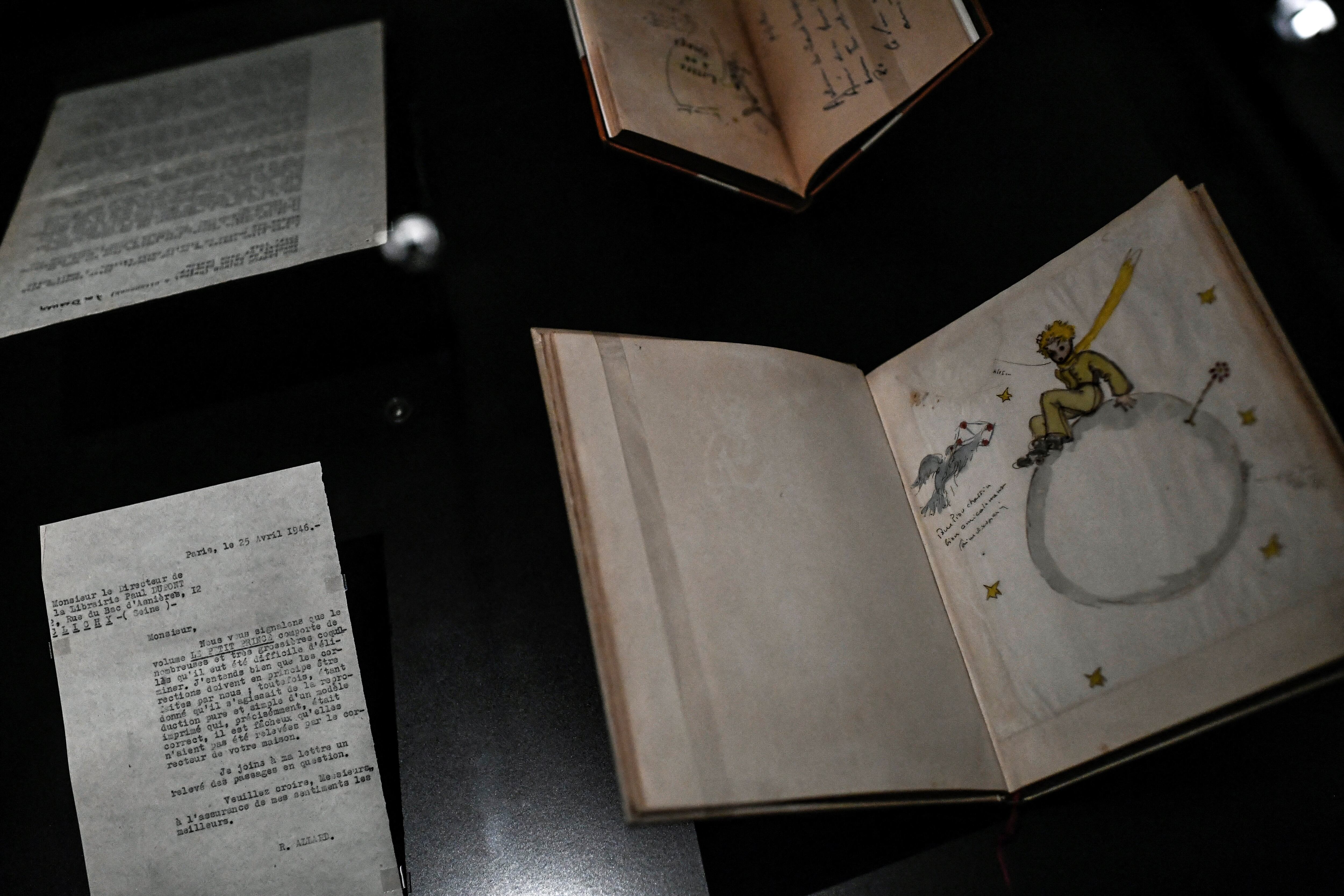 La exposición "Al encuentro del principito" eva hasta junio en el Musée des arts décoratifs de París. Foto: STEPHANE DE SAKUTIN / AFP.