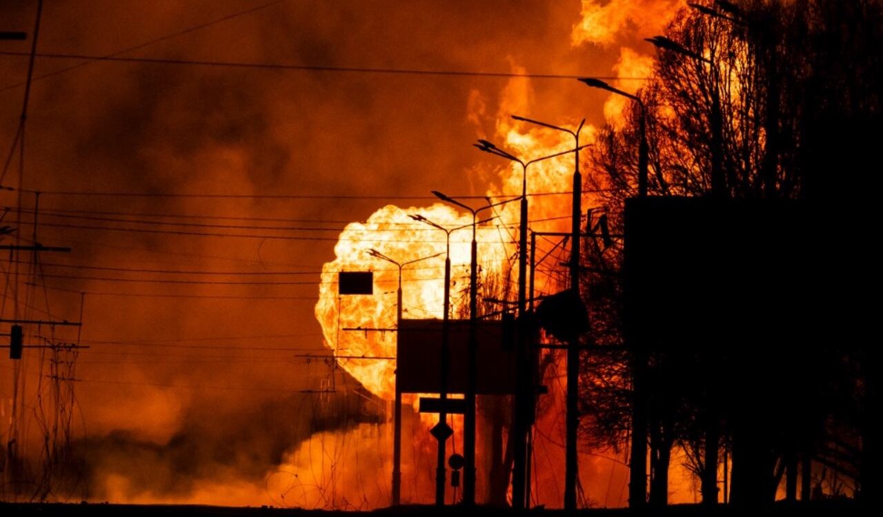 El incendio que se provocó por los supuestos ataques se podía ver desde varias localidades rusas cercanas al lugar (imagen de referencia)