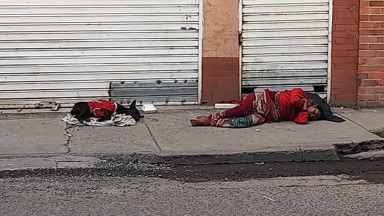 El habitante de calle y su perro son inseparables.