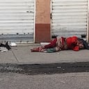 El habitante de calle y su perro son inseparables.