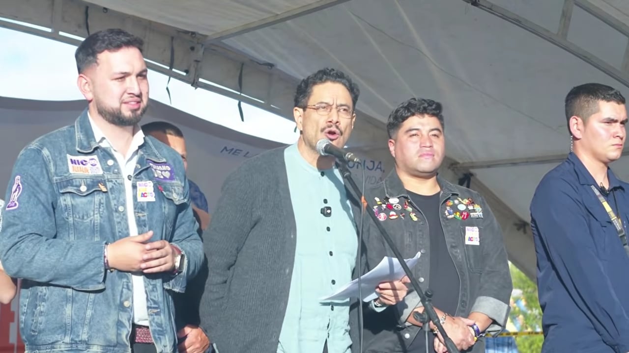 Nicolás Cortés, candidato a la Alcaldía de Tunja del Pacto Histórico, e Iván Cepeda durante un evento público en Tunja.