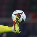 Imagen de un jugador impactando un balón de fútbol.