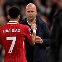 Luis Díaz y Arne Slot en Liverpool