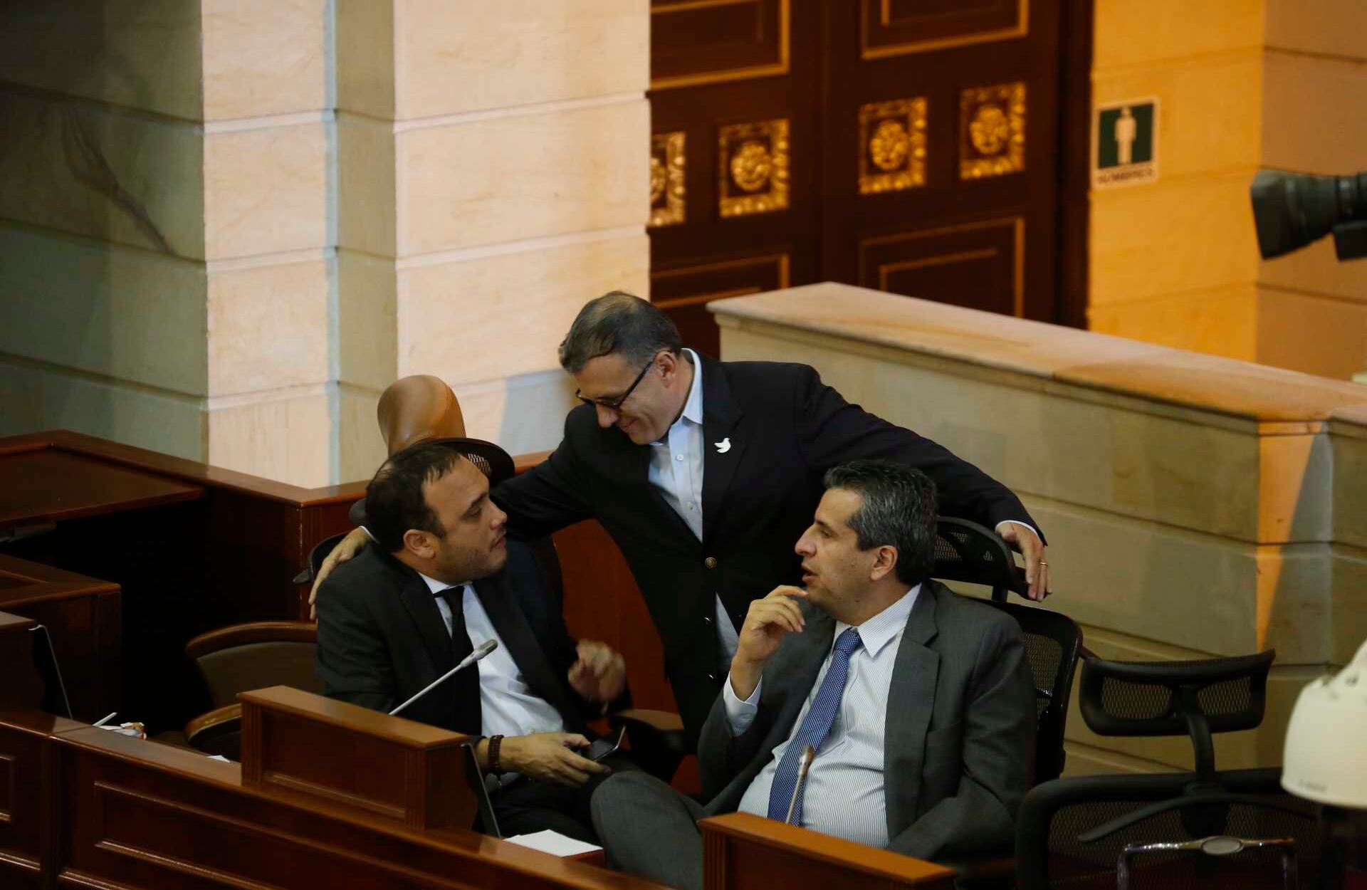 Como en el Colegio, a Roy Barreras le hicieron un llamado de atención para que guardara silencio y se sentara en su curul para escuchar a las víctimas. En la imagen dialoga con los presidentes de Senado, Luis Fernando Velasco y de Cámara, Alfredo de Luque. /Foto: Guillermo Torres / SEMANA.