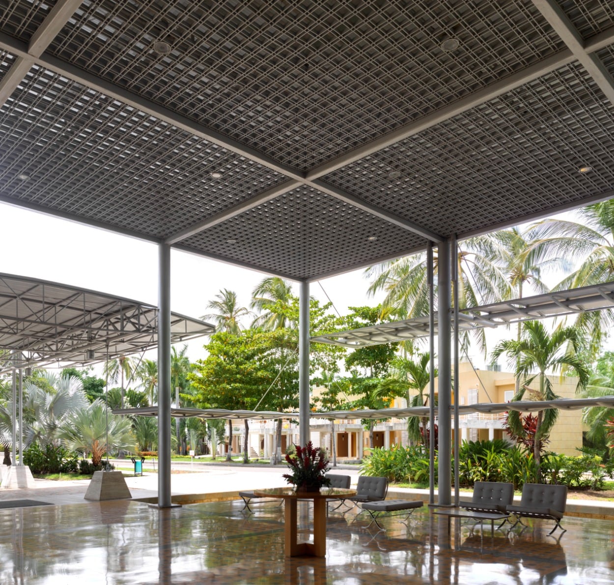 Compensar concibe sus instalaciones bajo criterios de amplitud, iluminación natural e inclusión, imperante vegetación y el uso adecuado de herramientas tecnológicas, lo que se constituye en un sello propio de las edificaciones y sedes de la entidad.