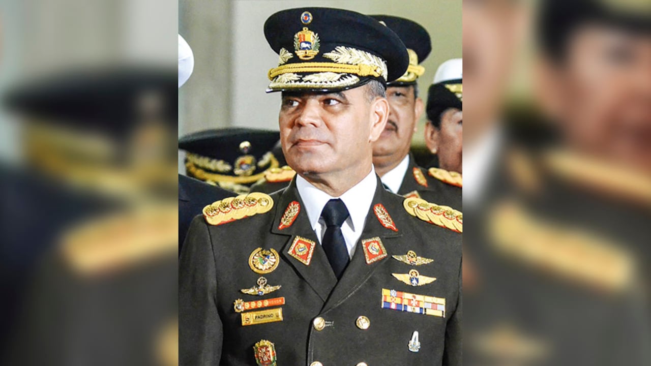 “La novia aprovecha su condición para atracar a los altos mandos militares que se enriquecieron a costa de arruinar a sus compatriotas”: Salud Hernández-Mora.