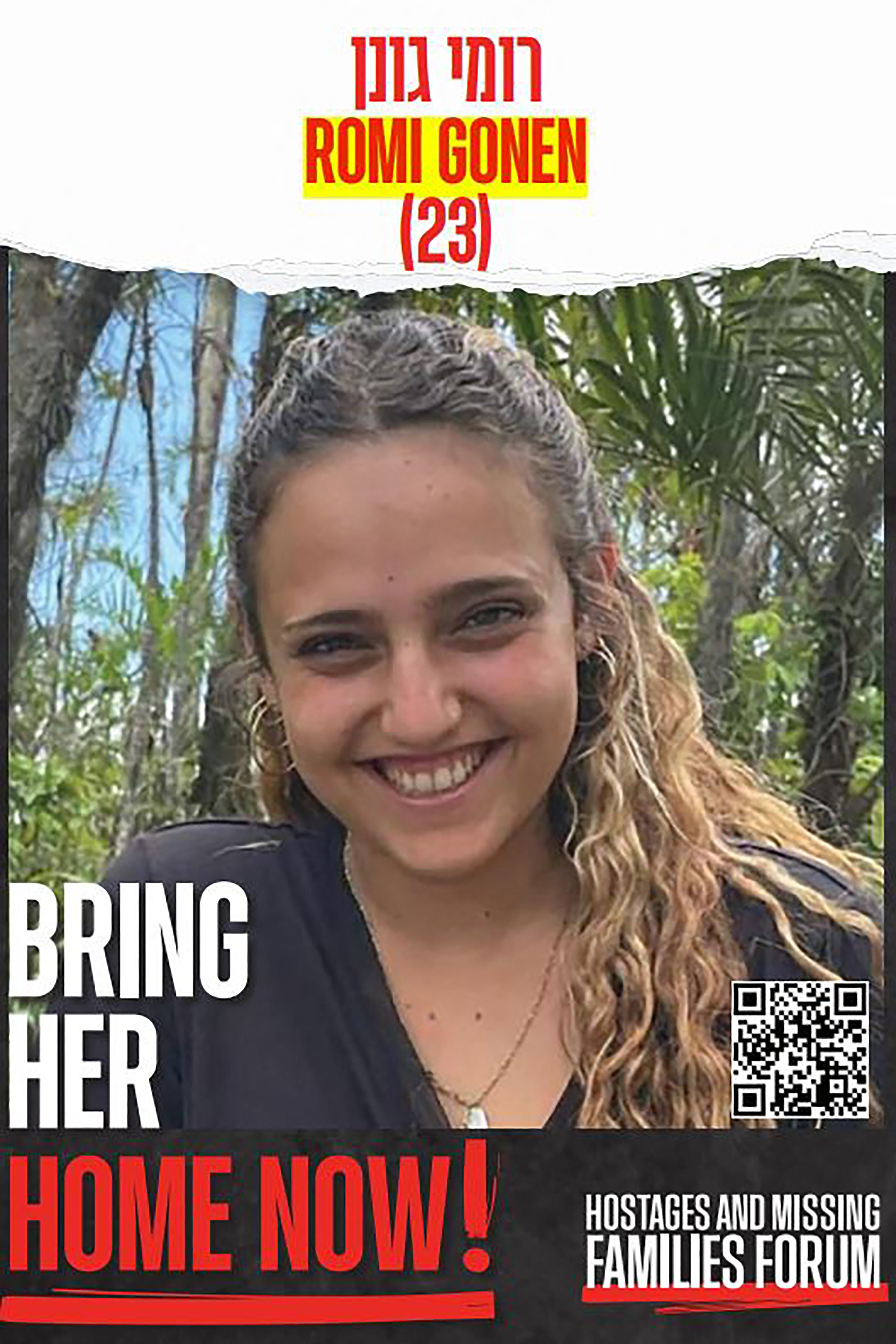 Una fotografía sin fecha obtenida el 19 de enero de 2025 de la sede del Foro de Familias de Rehenes muestra un cartel de la rehén israelí Romi Gonen, tomado por Hamás durante el ataque del 7 de octubre de 2023 por militantes de Hamás.