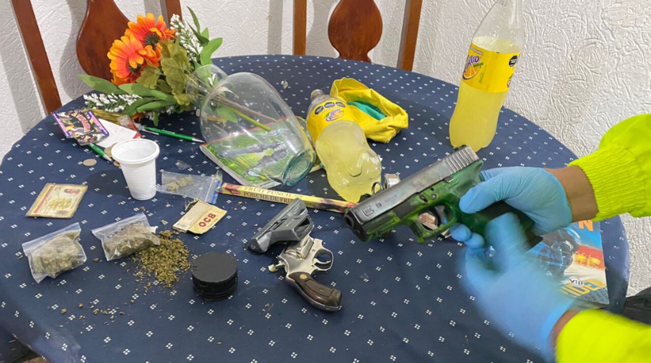 Material hallado en la supuesta casa del 'brujo' de las disidencias de las Farc.