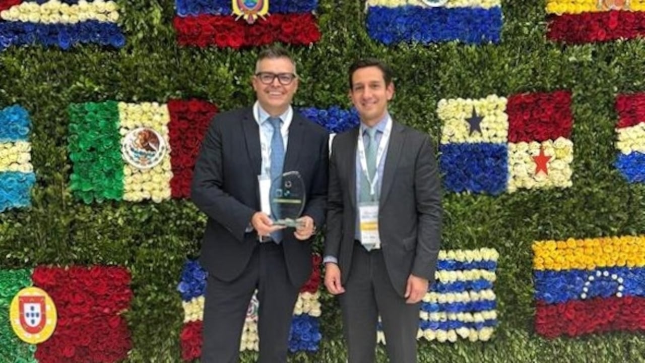 Entrega de reconocimiento FUNDIBEQ de izq. a der.: Bernardo Sánchez, gerente de Mercadeo y Sostenibilidad Porvenir, y Alejandro Gómez, vicepresidente de Servicios Corporativos Porvenir.