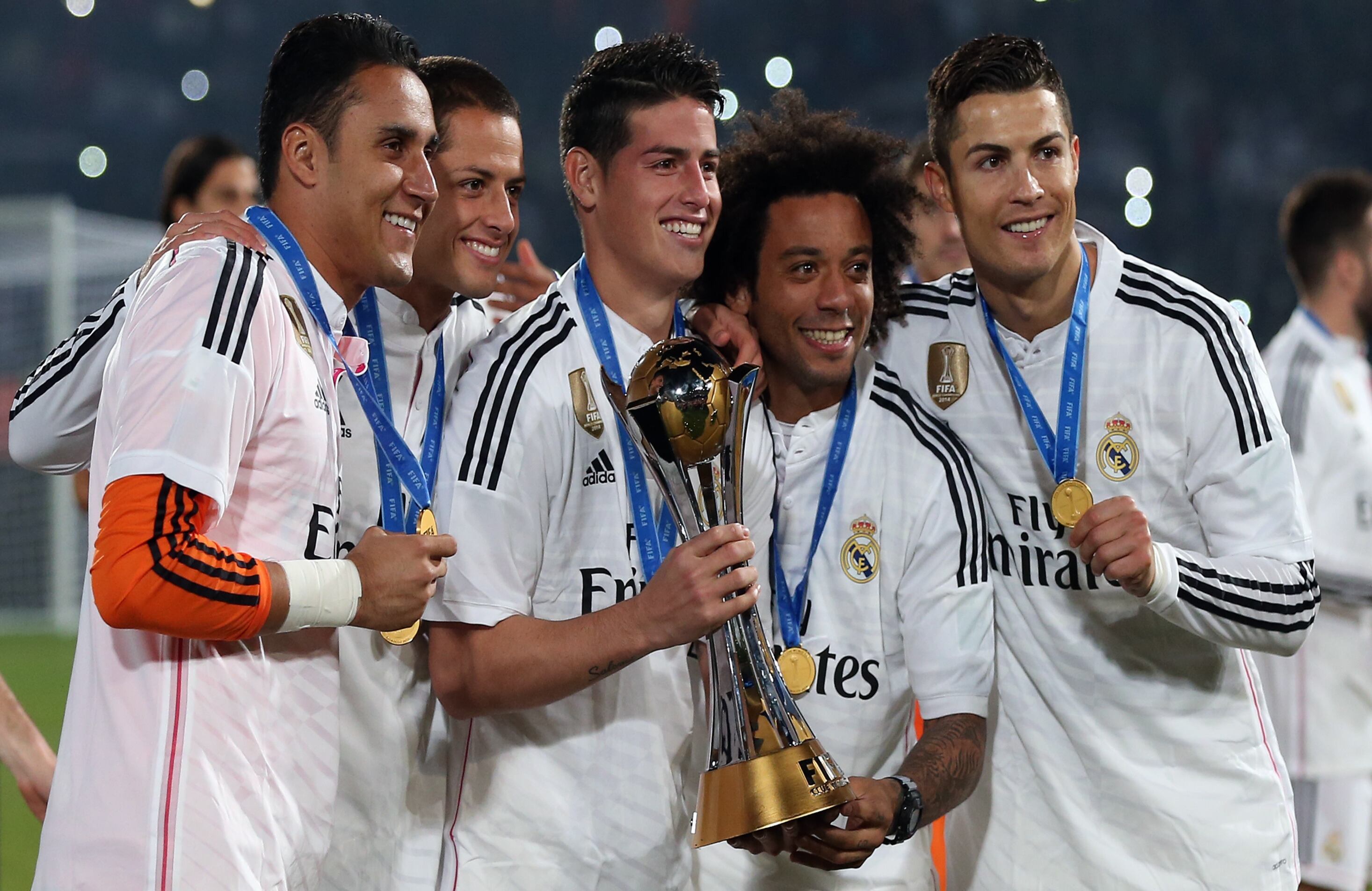 Keylor Navas, Chicharito Hernández, James Rodríguez, Marcelo y Cristiano Ronaldo, levantando el Mundial de Clubes 2014.