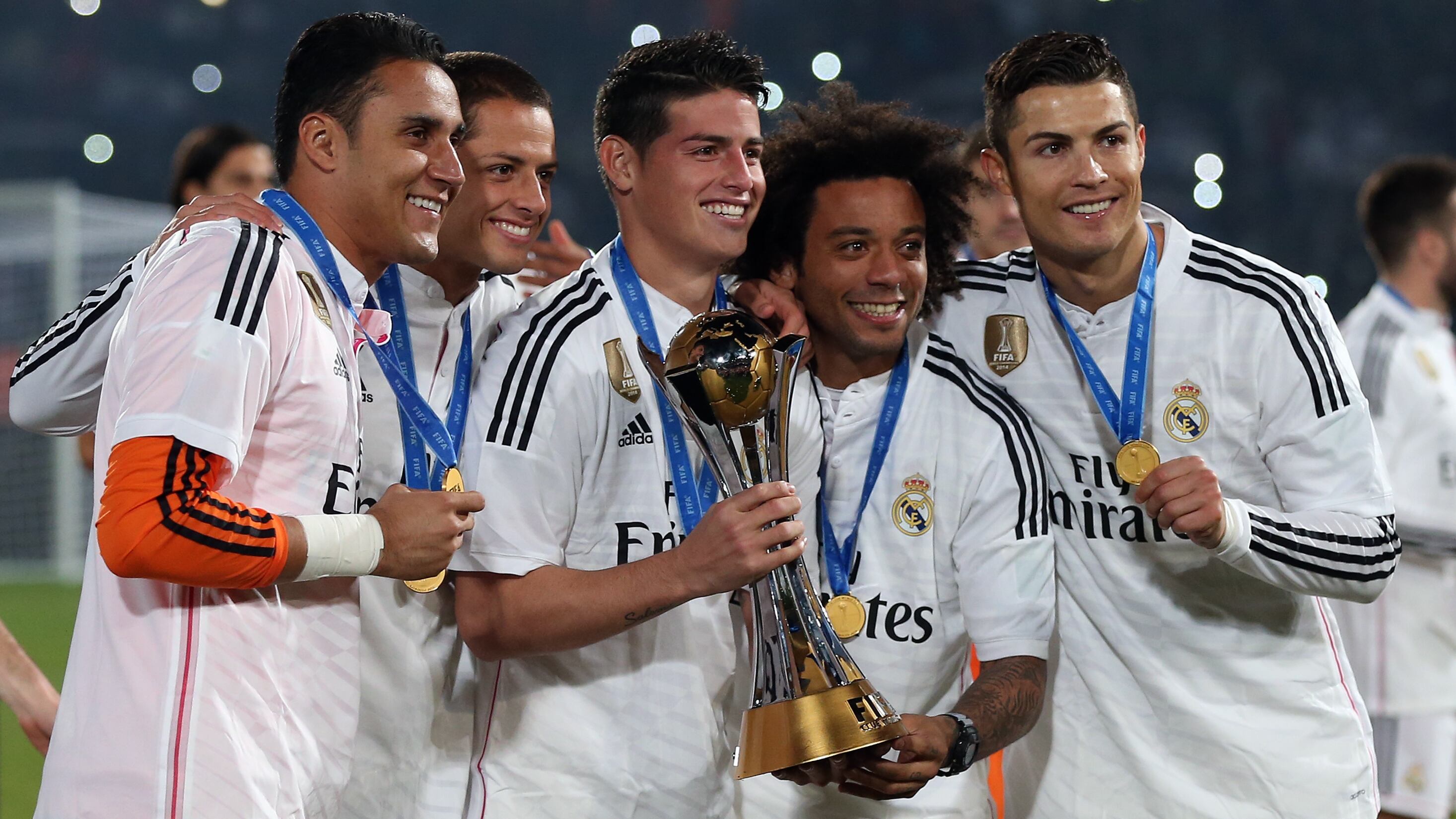 Keylor Navas, Chicharito Hernández, James Rodríguez, Marcelo y Cristiano Ronaldo, levantando el Mundial de Clubes 2014.