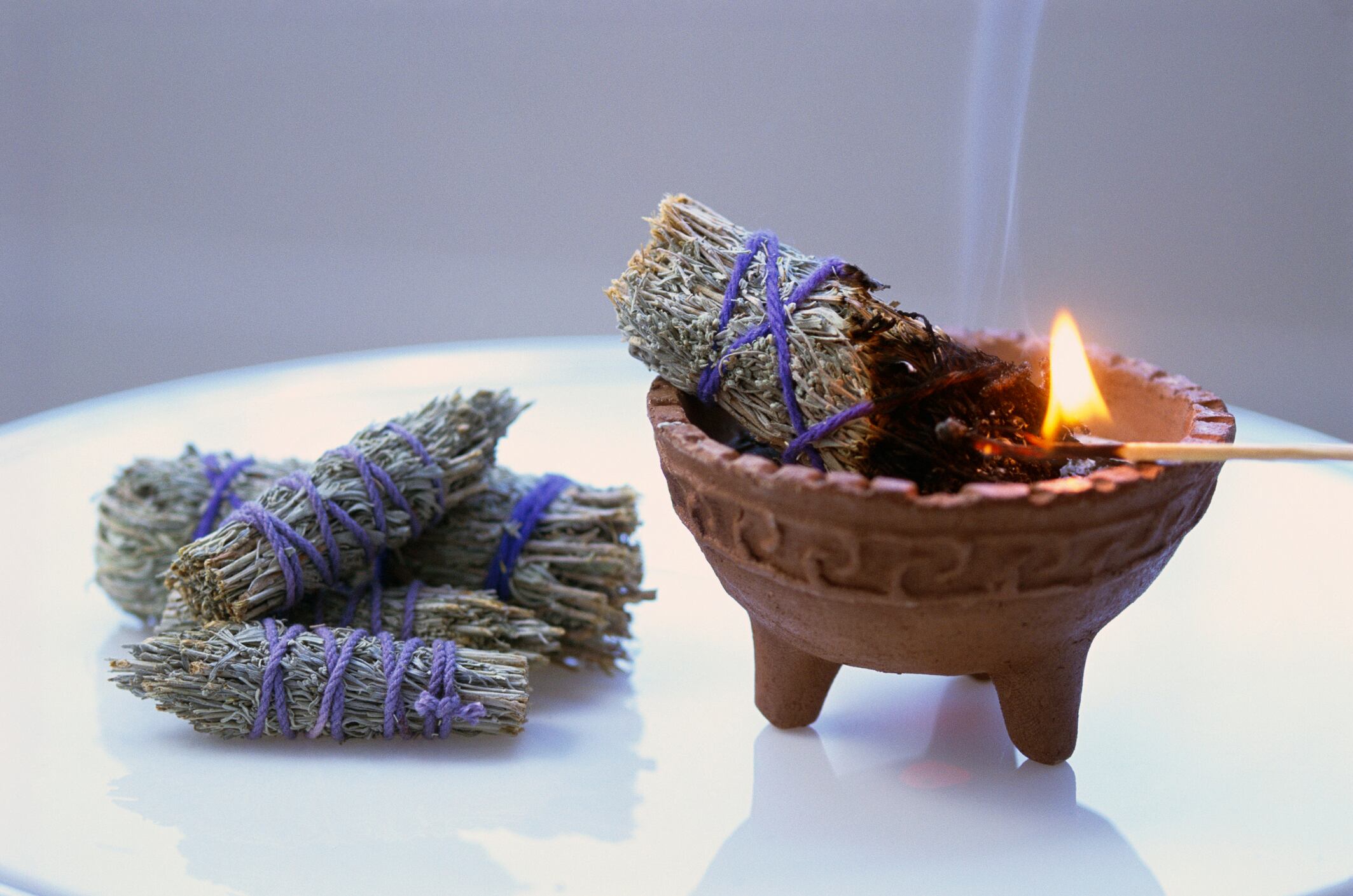 A medida que más personas buscan proteger sus finanzas de la envidia y la codicia, el interés en estos rituales ha experimentado un resurgimiento, con muchos encontrando consuelo y seguridad en las antiguas prácticas que prometen proteger su bienestar financiero.