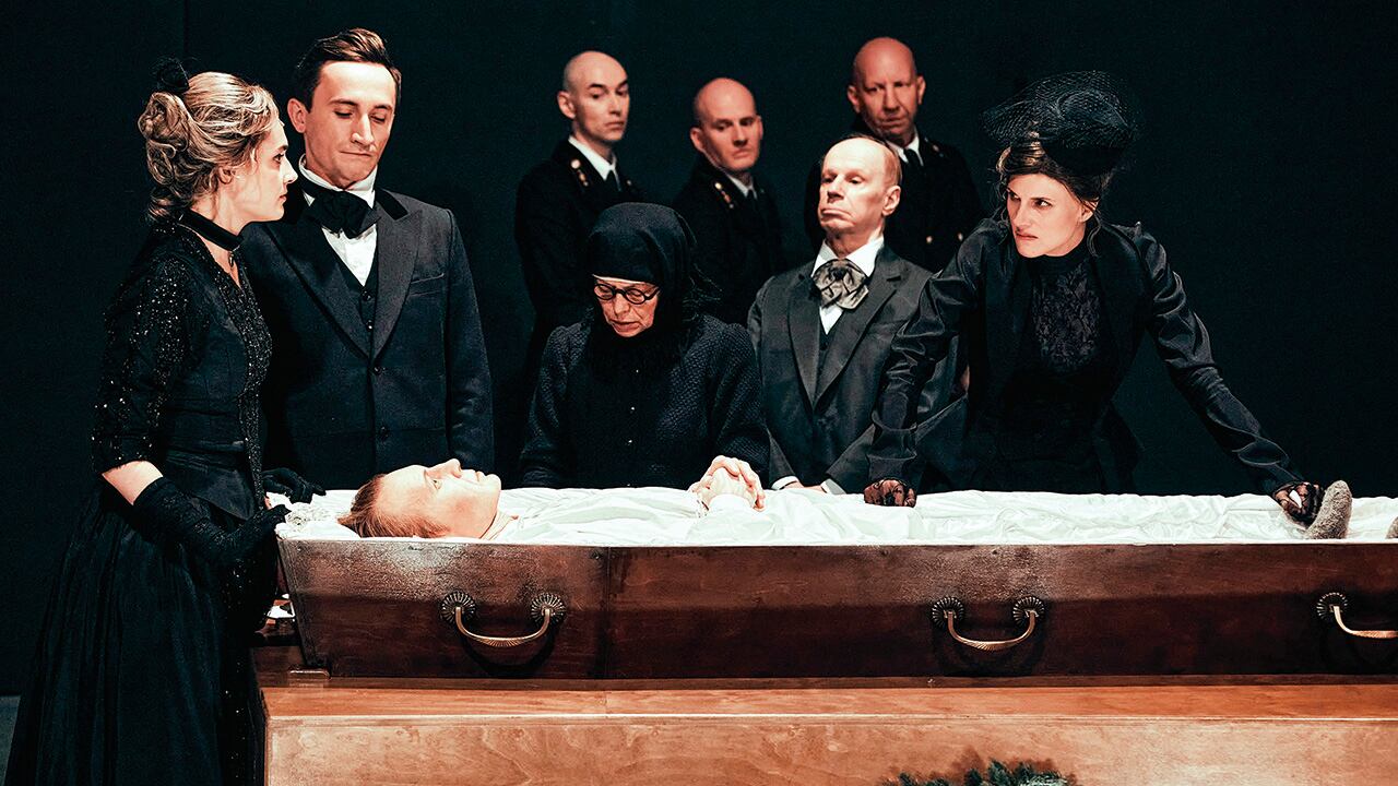 Muerte ordinaria, RusiaEsta adaptación de La muerte de Iván Ilich, de León Tolstói, explora la condición humana y la muerte. Evgeny Mironov encarna la angustia de Iván Ilich.