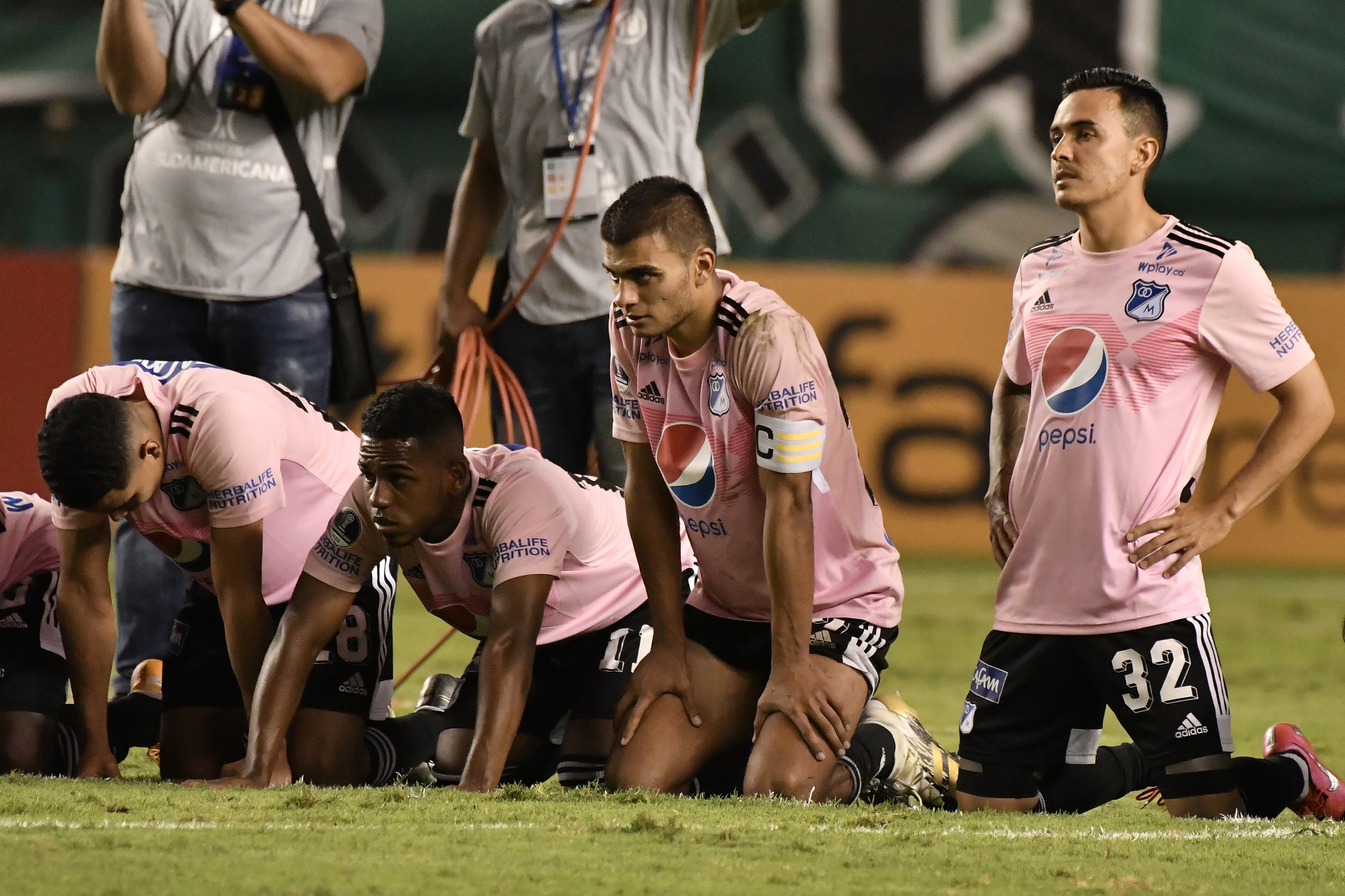 CALI, COLOMBIA - NOVEMBER 04: Santiago Montoya Muñoz of Millonarios and teamates look during the penalty shootout after a second leg match of the second round of Copa CONMEBOL Sudamericana 2020 between Deportivo Cali and Millonarios at Estadio Deportivo Cali on November 4, 2020 in Cali, Colombia. (Photo by Gabriel Aponte/Getty Images)