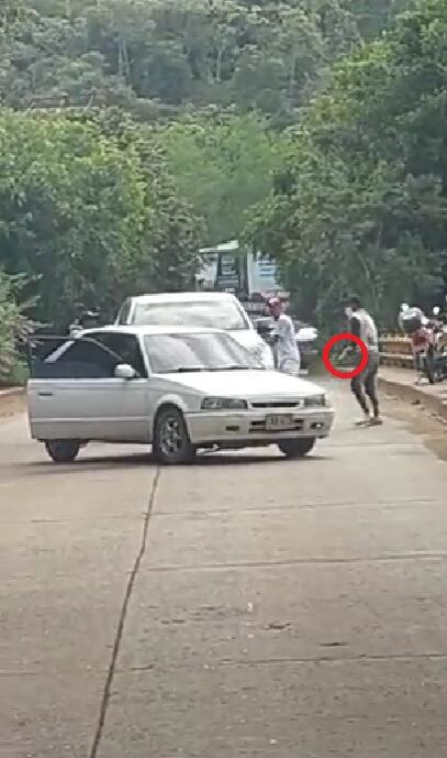 Delincuentes estarían robando a conductores en la vía a Pance en Cali; un video dejó en evidencia el modus operandi.