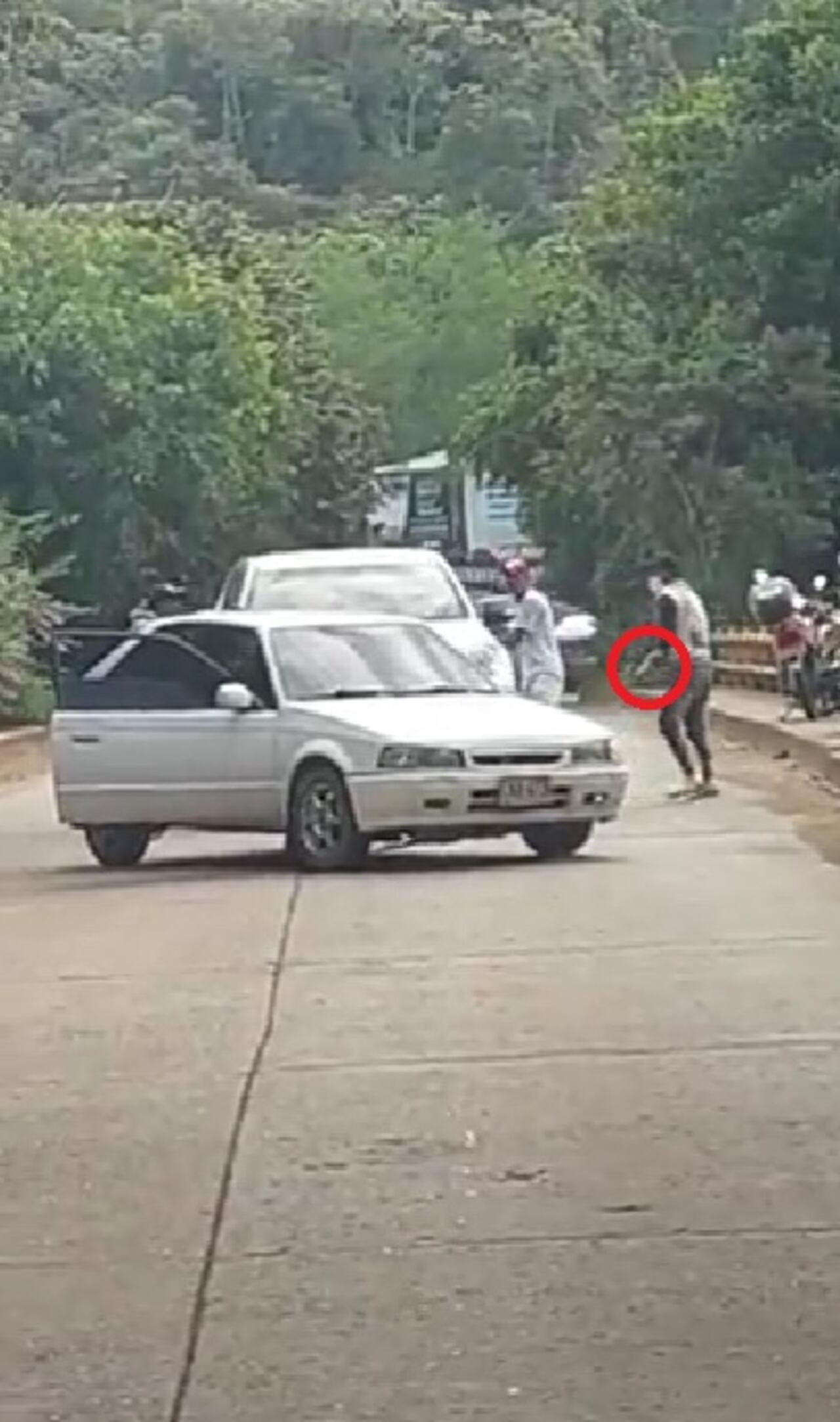 Delincuentes estarían robando a conductores en la vía a Pance en Cali; un video dejó en evidencia el modus operandi.