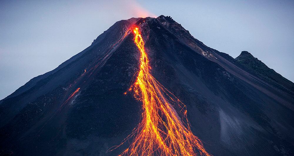 Las fuentes que emiten lava desde los cráteres de la cumbre de un volcán pueden estar precedidas por señales musicales.