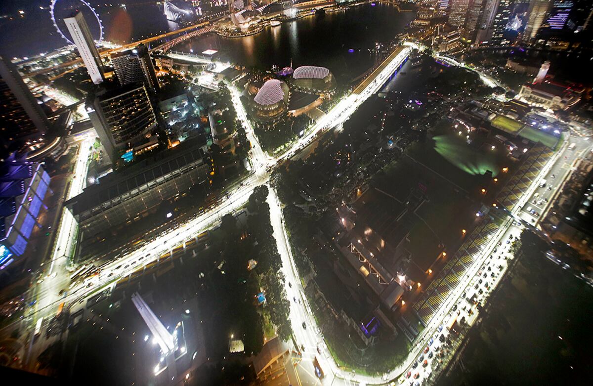 El circuito de fórmula de uno de Signapur “F1 Gran Prix Marina Bay City Circuit” se ilumina durante una prueba de luces realizada en la noche de este martes. (AP)