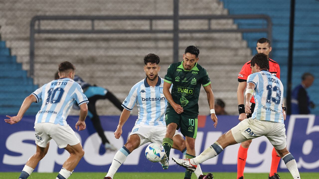 Fabián Sambueza enfrentando a los defensas de Racing