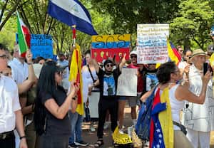 Los manifestantes protestan contra el proceso electoral de Venezuela y el presidente Nicolás Maduro frente a la Casa Blanca en Washington, DC, el 3 de agosto de 2024. El líder venezolano Maduro el 2 de agosto de 2024 fue declarado ganador de las elecciones del 29 de julio por la elección del CNE del país. autoridad. Según el CNE, Maduro ganó con el 52 por ciento de los votos y el candidato opositor Edmundo González Urrutia obtuvo el 43 por ciento. (Foto de Daniel SLIM / AFP)