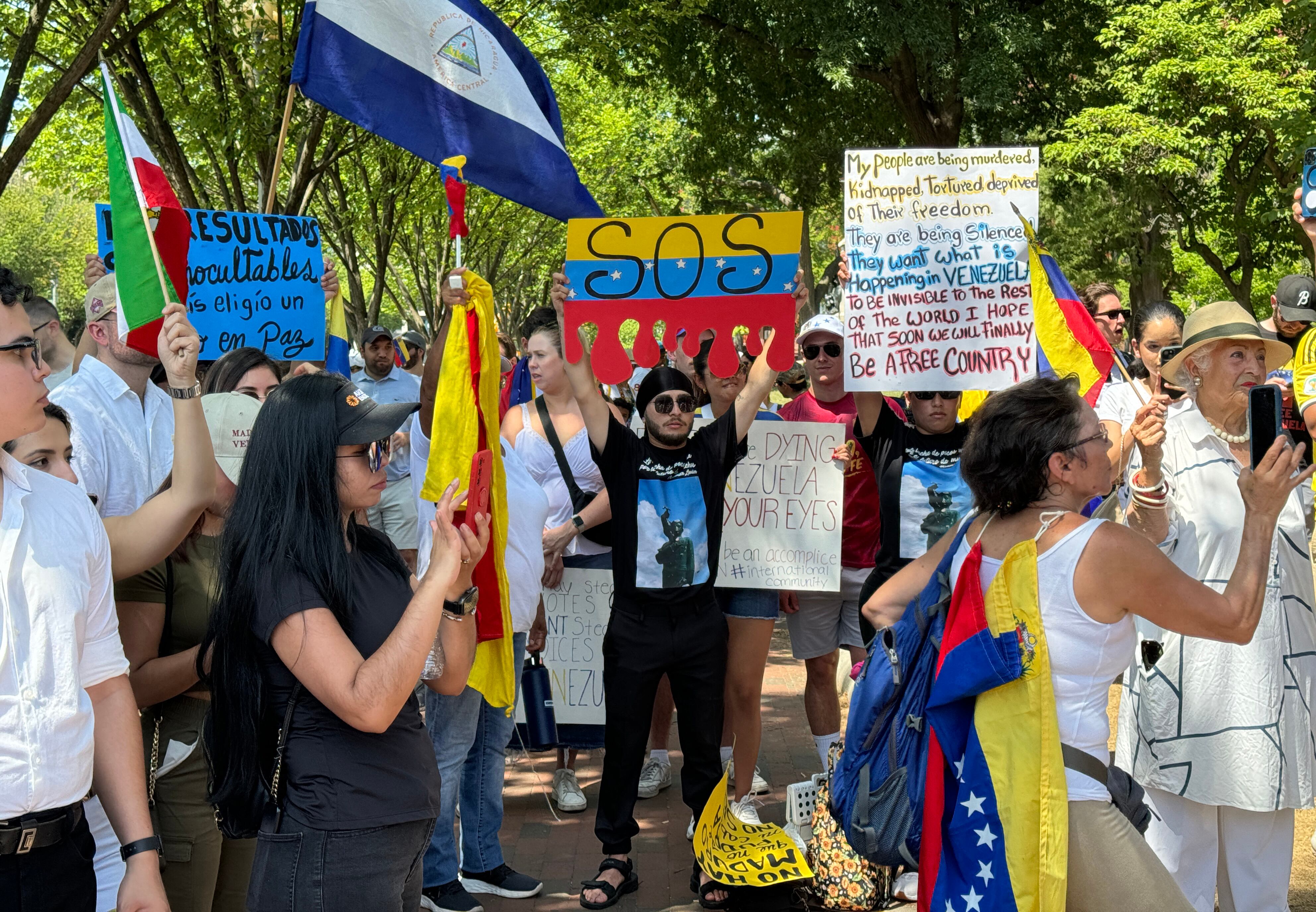 Los manifestantes protestan contra el proceso electoral de Venezuela y el presidente Nicolás Maduro frente a la Casa Blanca en Washington, DC, el 3 de agosto de 2024. El líder venezolano Maduro el 2 de agosto de 2024 fue declarado ganador de las elecciones del 29 de julio por la elección del CNE del país. autoridad. Según el CNE, Maduro ganó con el 52 por ciento de los votos y el candidato opositor Edmundo González Urrutia obtuvo el 43 por ciento. (Foto de Daniel SLIM / AFP)