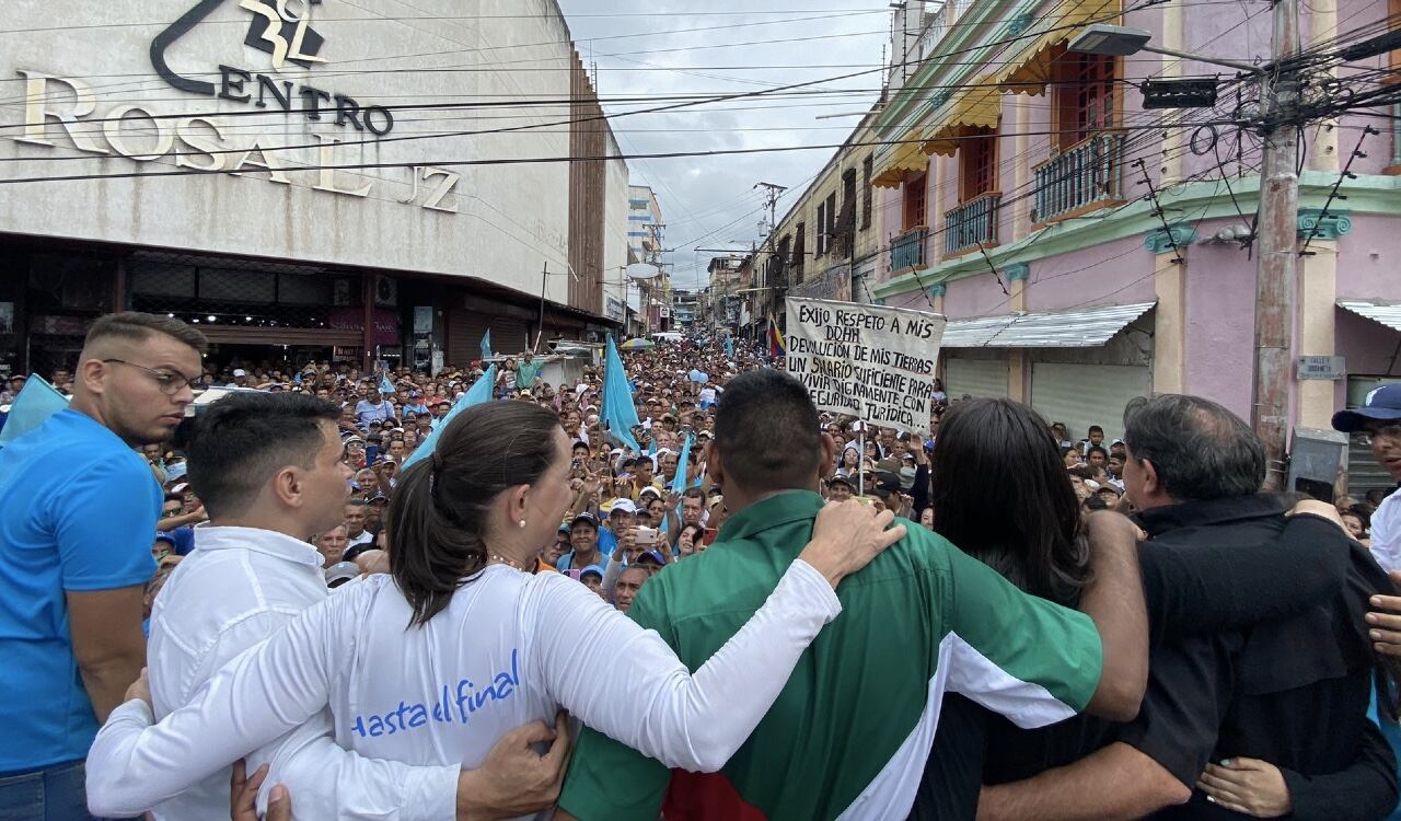 La gente acompañó a María Corina Machado en las calles de la ciudad de Valera, Trujillo