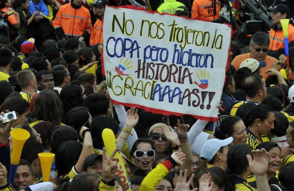 Al menos cien mil personas asistieron al Parque Simón Bolívar, en Bogotá, el domingo 6 de julio del 2014, para darle la bienvenida a la Selección Colombia de Fútbol, luego de su brillante participación en la Copa del Mundo. El equipo, por primera vez, llegó a cuartos de final logra ubicarse entre las ocho mejores selecciones del Mundo.  Foto: Carlos Julio Martínez / SEMANA.